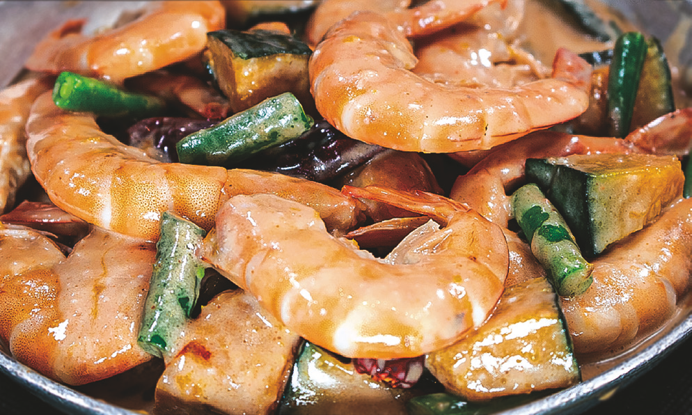 Prawns in spicy coconut milk with green beans and squash.