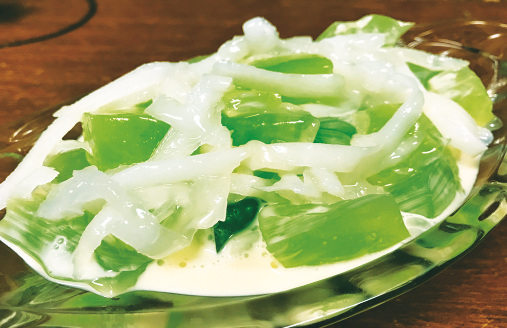 Pandan gelatin with young coconut in cream