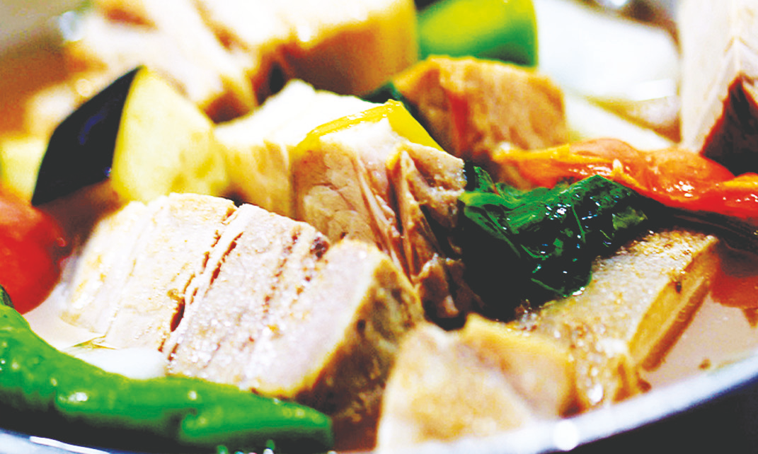 Pork belly in tamarind sour broth with assorted vegetables