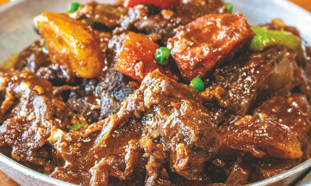 Spicy brisket with carrots, green peas, bell peppers, and potatoes.