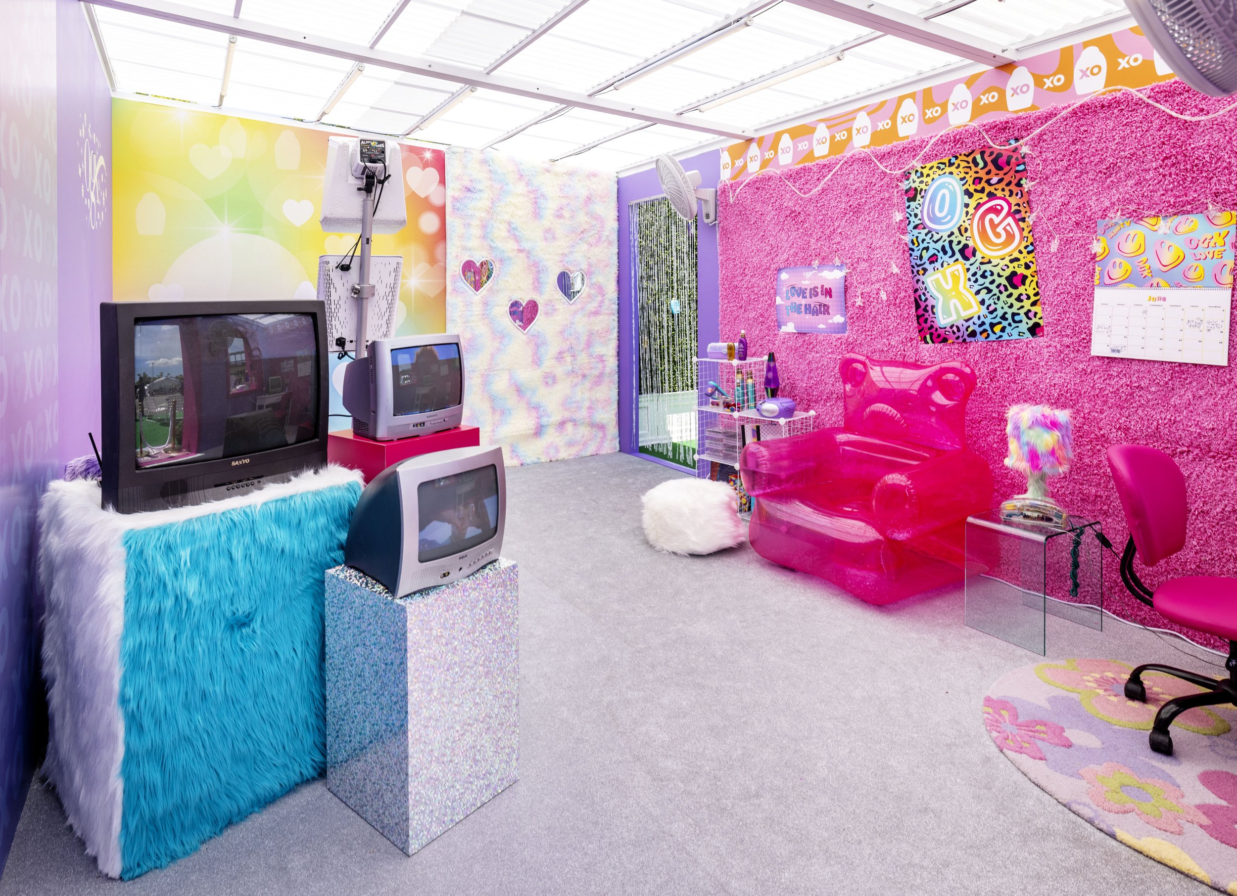 The teen dream living room invited guests to relax on vibrant pink furniture, pose with nostalgic props, and capture fun GIFs in the glambooth.