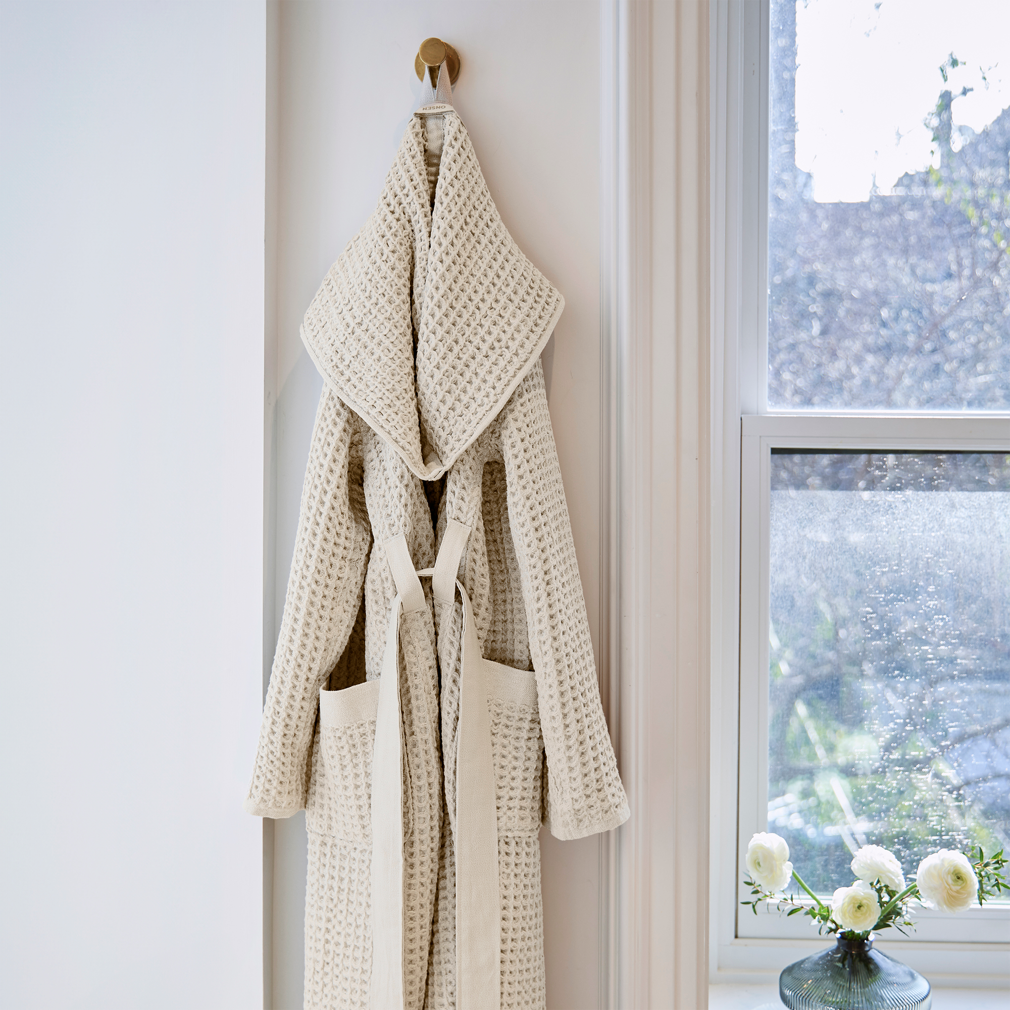 Onsen_Oatmeal_Robe_Lifestyle_2.png