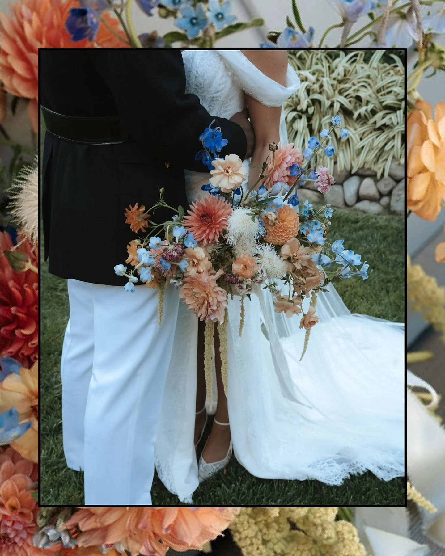 A taste of Italian summer in Southern California. Extra juicy for this amazing couple. 🍊✨

Photographer || @thetheodorsphotography 
Florals || @flora_del_mar_ 
Venue || @m_gardens 
DJ || @keithericksonentertainment 

#socalflorist #ocflorist #summer