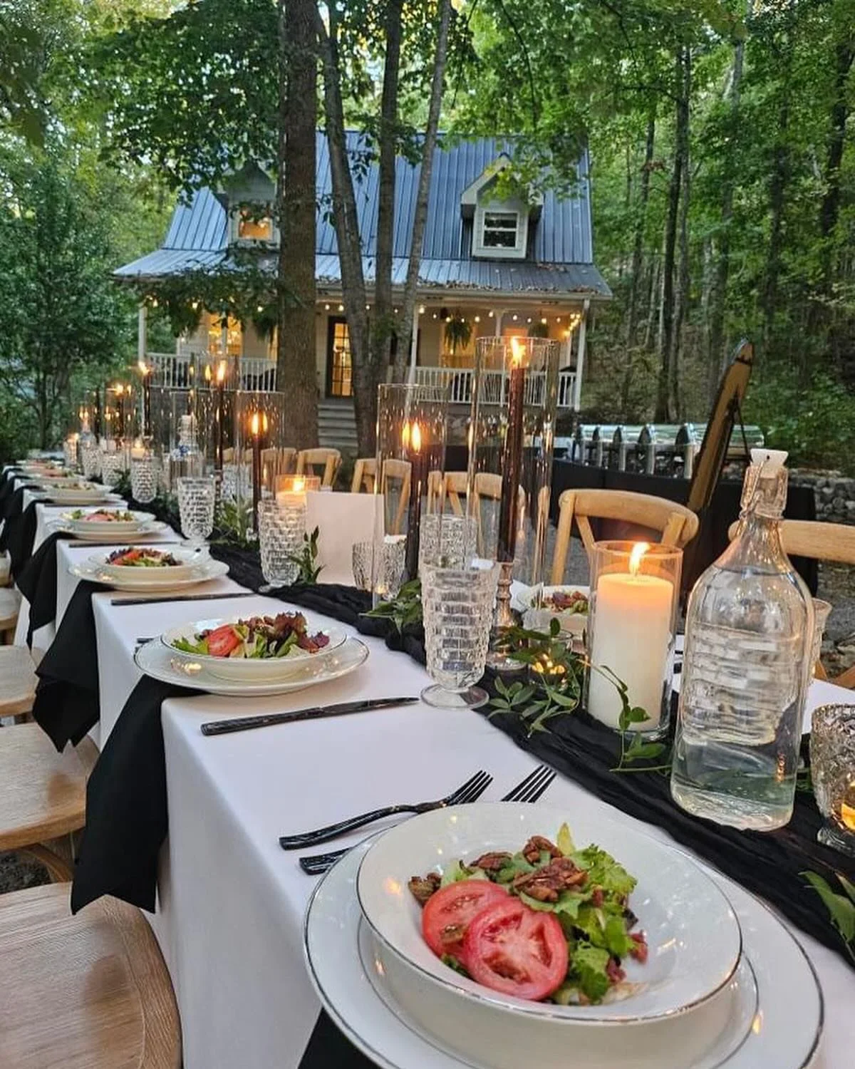 Oakleaf Cottage is such a special place. Tonight was especially stunning!  Photo credits to @jmh282 
.
.
.
.
#chattanoogacatering #catering #chattanoogaweddings #weddingcatering #corporatecatering #weddingfood #privateparties #specialoccasion #rehear