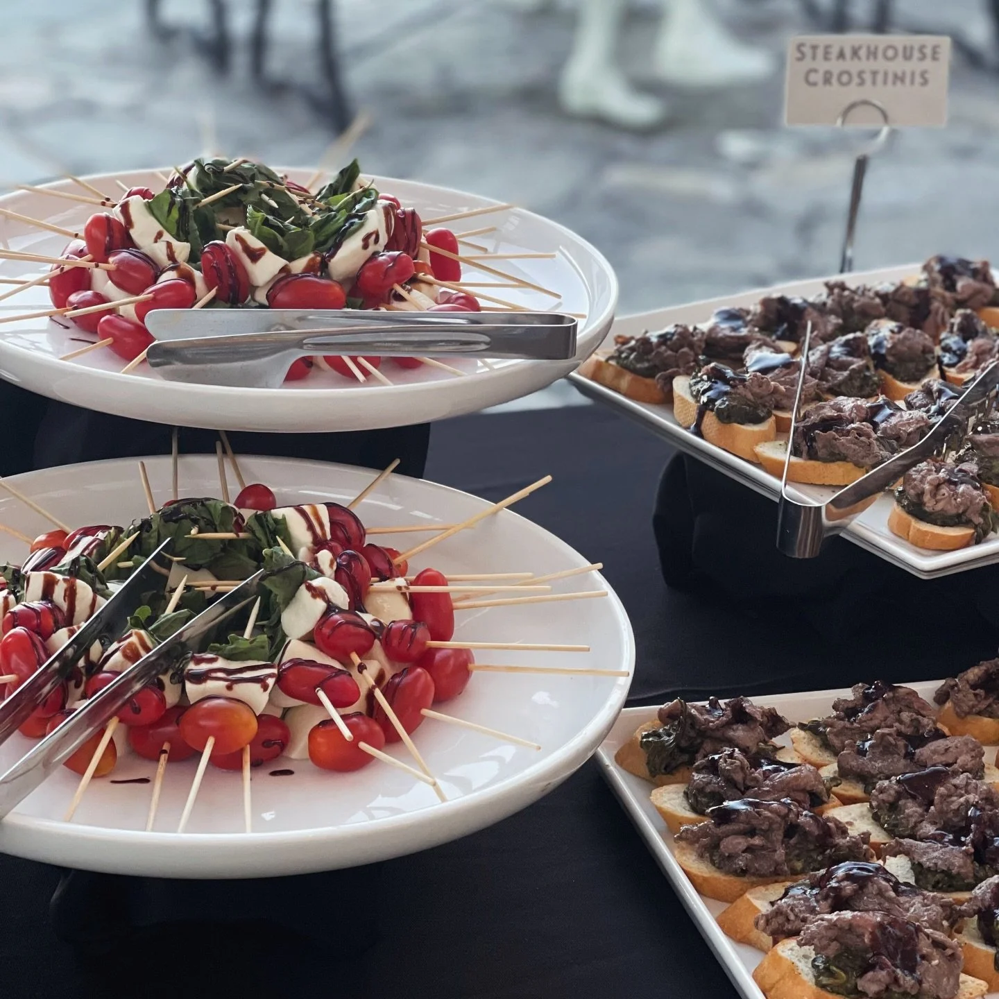 Elevating corporate gatherings and artful events at the @huntermuseum. From light bites such as our caprese skewers to hearty steakhouse crostinis, we&rsquo;ve got flavors to delight all taste palates!
.
.
.
#chattanoogacatering #catering #chattanoog