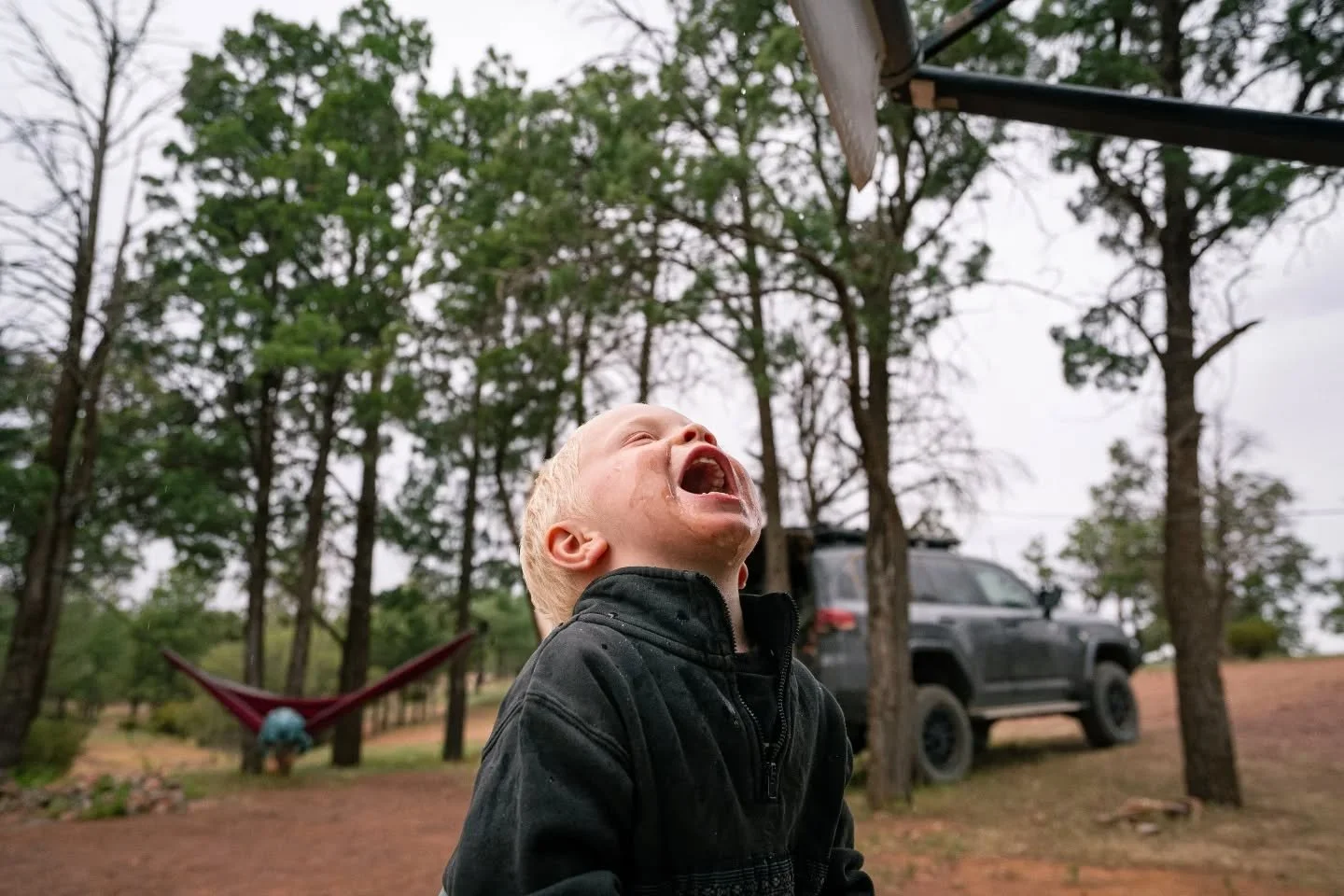 THE RAINS ARE HERE! 🌧 
After weeks of dry, dusty roads these showers came as a blessing. We set up for 3 nights out the back of the bush camping at @rawnsleypark and it was just what we needed!
We spent our time here on the hiking trails, cooking up