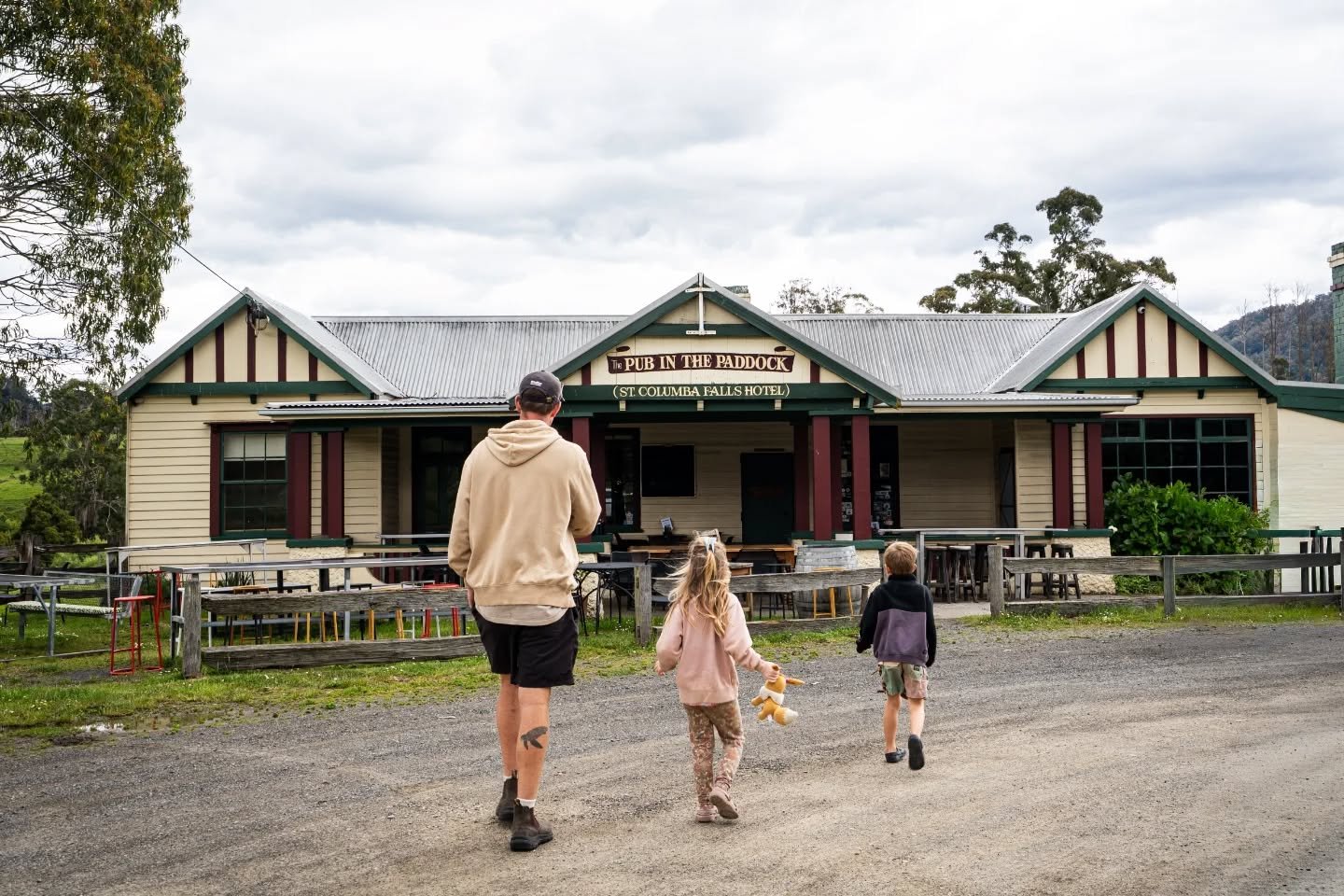This needs to go on the Aussie Pub bucket list! 🍻

Ice-cold beer, great atmosphere, stunning location... not to mention a beer-drinking pig - the Pub in the Paddock ticks all the boxes ✅️

They also offer free camping in the paddock if you plan on l