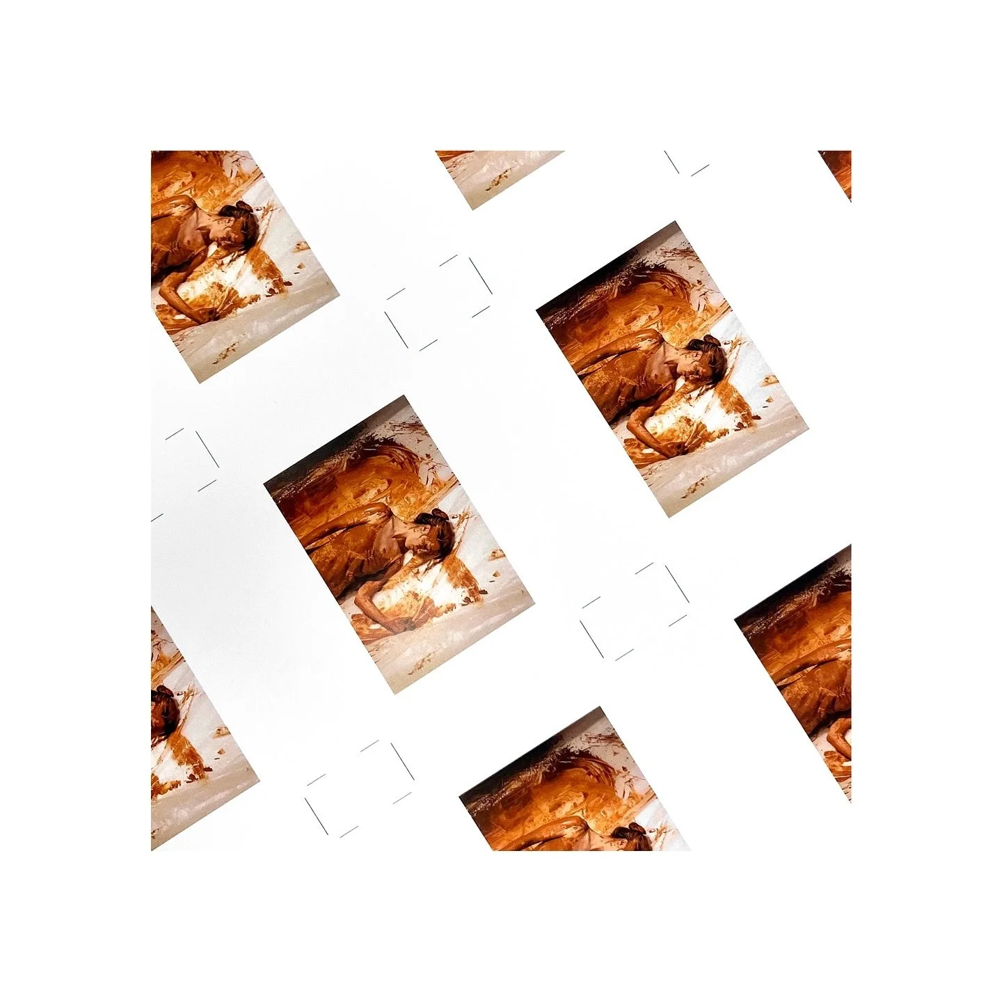 Identit&eacute; visuelle / Albane Dela 
2024
Carte de visite.

Albane Dela est une artiste pluridisciplinaire, elle est sc&eacute;nographe, peintre et danseuse contemporaine. Elle aborde dans son travail l&rsquo;id&eacute;e de l&rsquo;existence face 