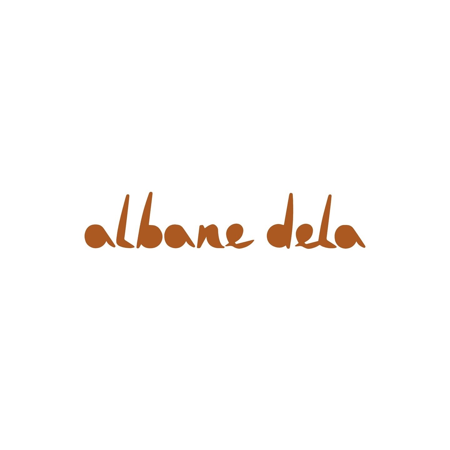 Identit&eacute; visuelle / Albane Dela 
2024
Logotype.

Albane Dela est une artiste pluridisciplinaire, elle est sc&eacute;nographe, peintre et danseuse contemporaine. Elle aborde dans son travail l&rsquo;id&eacute;e de l&rsquo;existence face &agrave