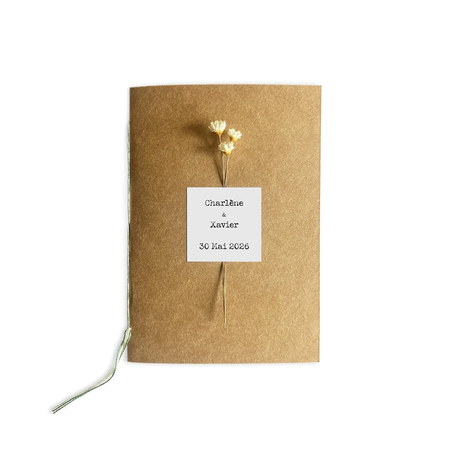 Commande / Particulier
2025
Faire-part.

R&eacute;alisation d&rsquo;un faire-part de mariage atypique sur le th&egrave;me champ&ecirc;tre &amp; vintage, con&ccedil;u sous forme de livret &agrave; reliure cousue. (4 d&eacute;clinaisons : t&eacute;moin