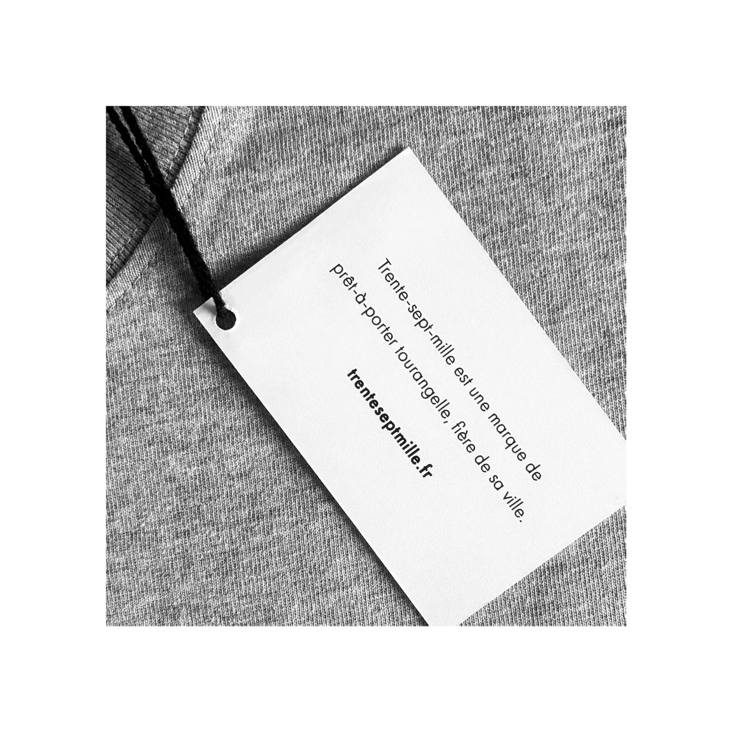 Identit&eacute; visuelle / Trente-sept-mille
2026 - Packaging

Trente-sept-mille est une marque de pr&ecirc;t-&agrave;-porter tourangelle, fi&egrave;re de sa ville. Ce projet &agrave; pour objectif de mettre en valeur la culture et le patrimoine de l
