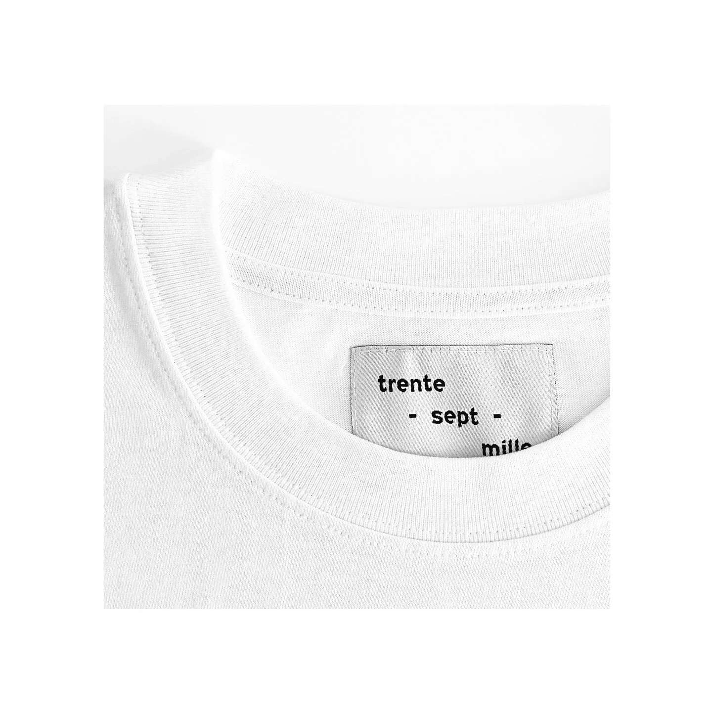 Identit&eacute; visuelle / Trente-sept-mille
2026 - Design textile

Trente-sept-mille est une marque de pr&ecirc;t-&agrave;-porter tourangelle, fi&egrave;re de sa ville. Ce projet &agrave; pour objectif de mettre en valeur la culture et le patrimoine