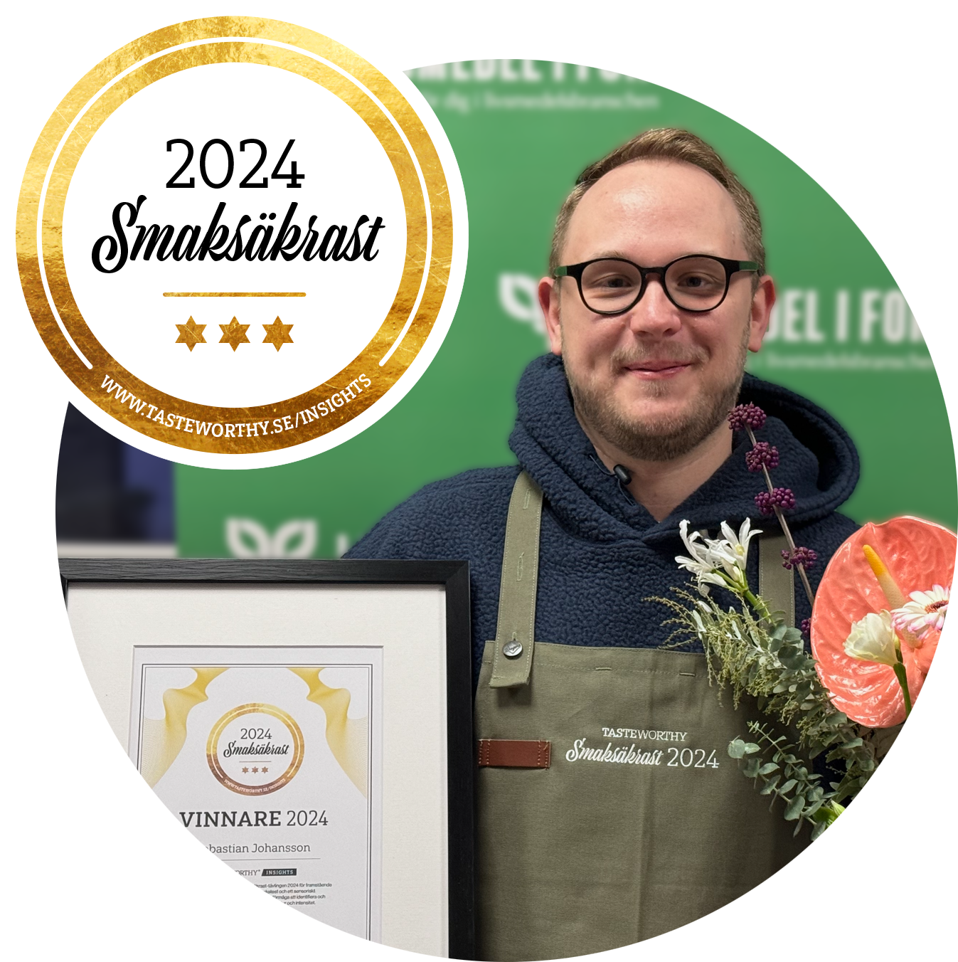 Man håller ett diplom och en blomsterbukett, med en badge som säger 'Smaksäkrast 2024' och ett grönt bakgrund. Han är iklädd en förkläde.