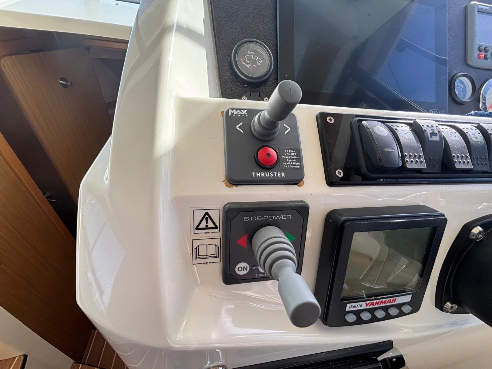 Jeanneau Merry Fisher 10 boat for sale (16).JPG