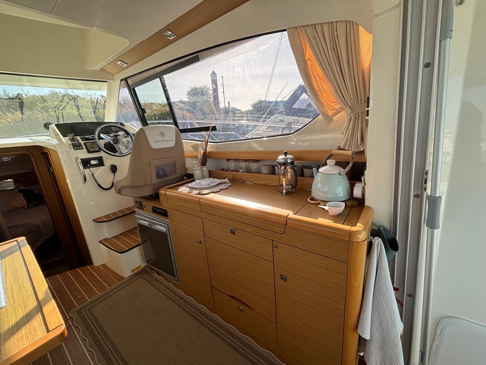 Jeanneau Merry Fisher 10 boat for sale (12).JPG