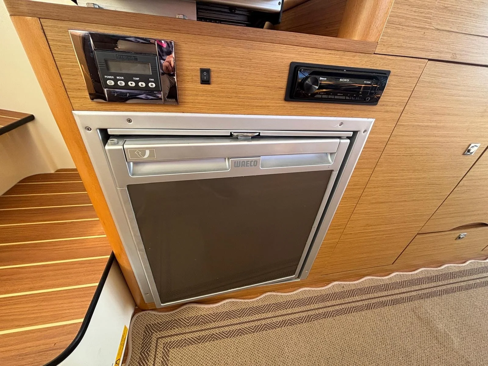 Jeanneau Merry Fisher 10 boat for sale (4).JPG