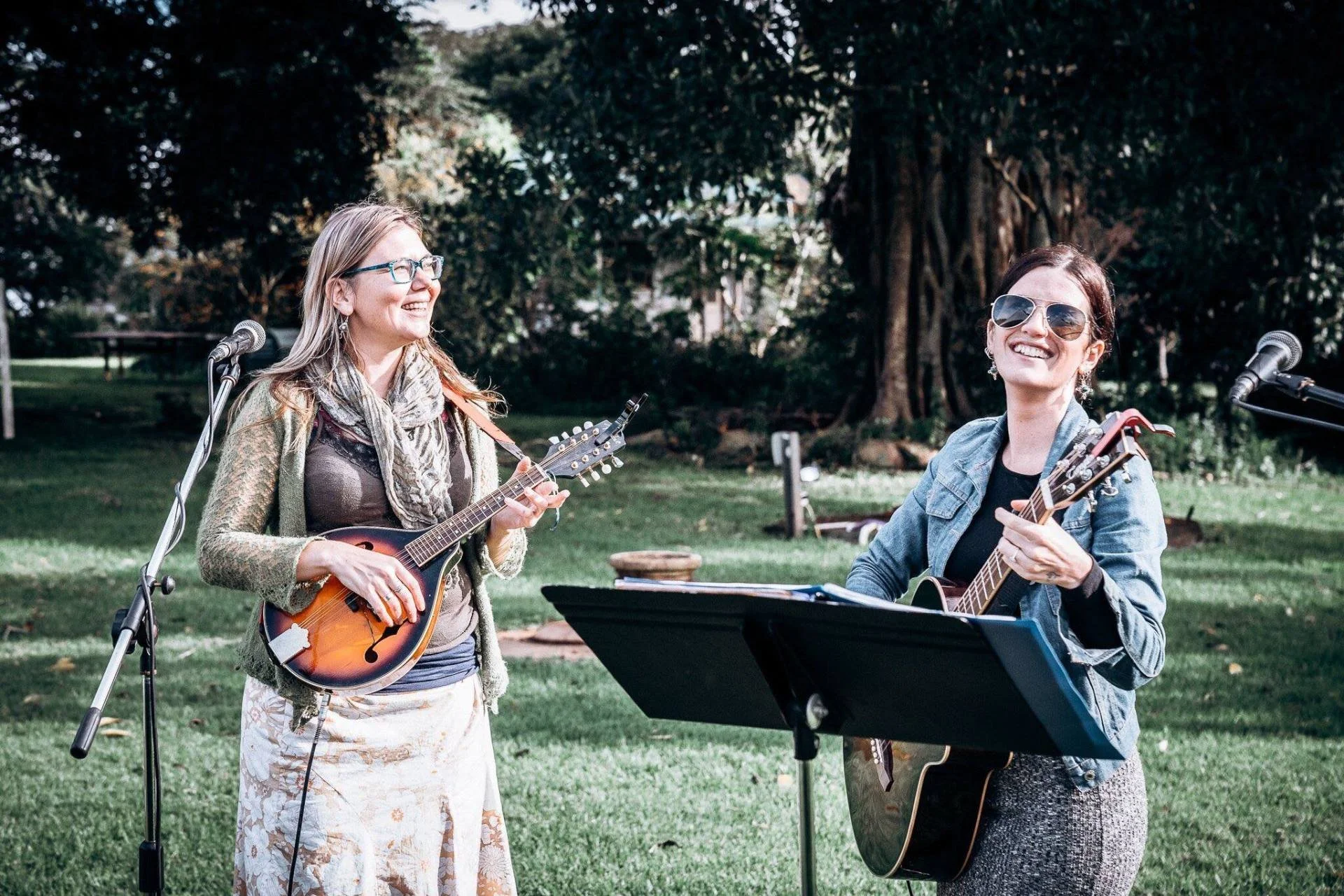 Live acoustic musicians performing in the Mason Winery garden