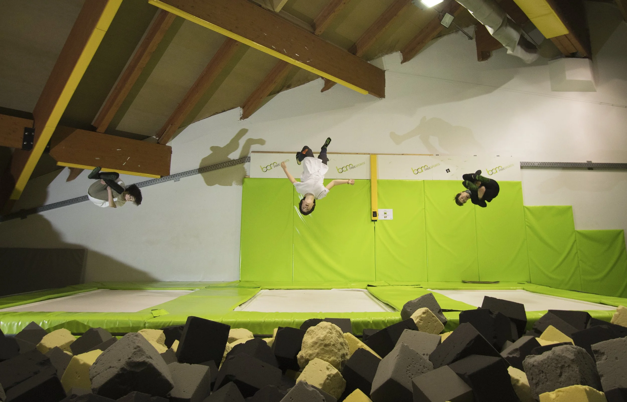 Jeunes qui font des saltos dans la salle de BAM Villard de Lans