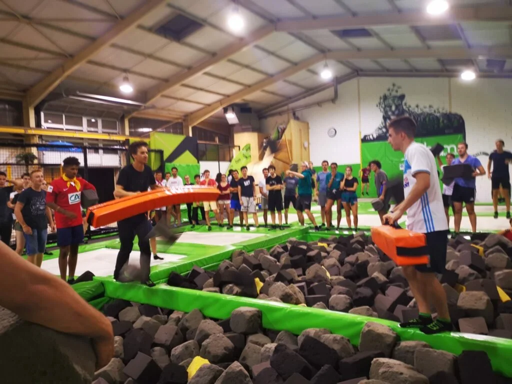 Jeunes étudiants qui préparent un combat de mousse au dessus du bac à mousse, lors d'une soirée étudiante à BAM FREESPORTS.