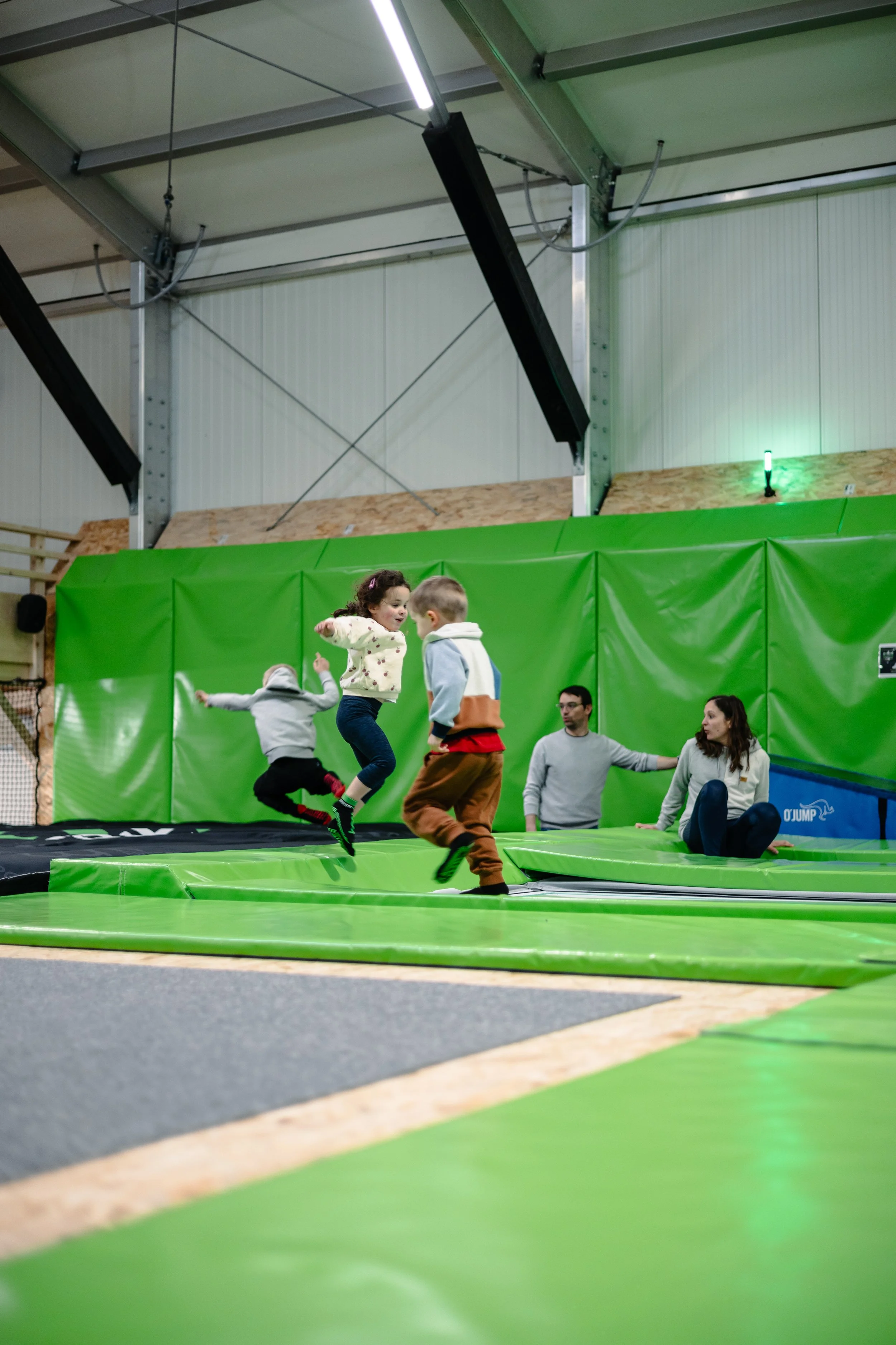 Kids qui sautent dans le airbag de BAM FREESPORTS Annecy