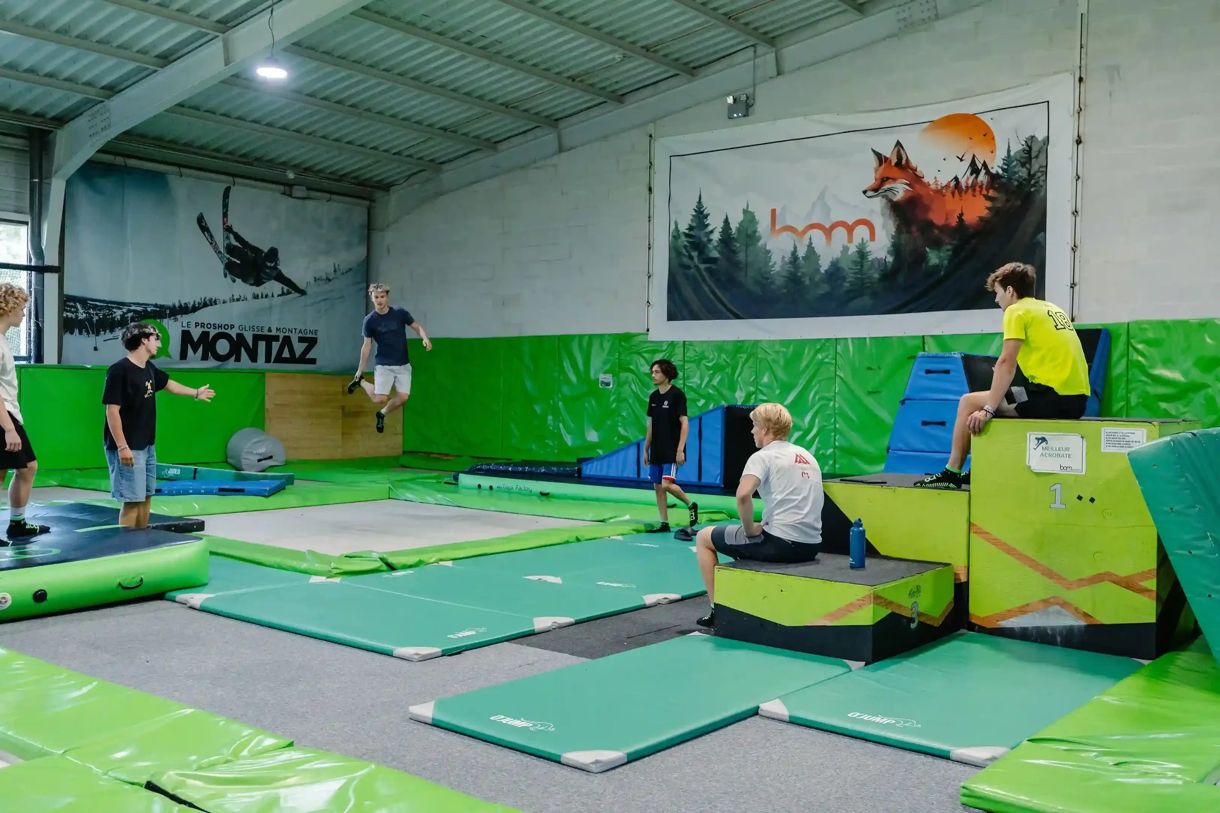 Groupe d'amis qui s'entraînent à sauter sur les trampolines de la salle de BAM FREESPORTS Chambéry.