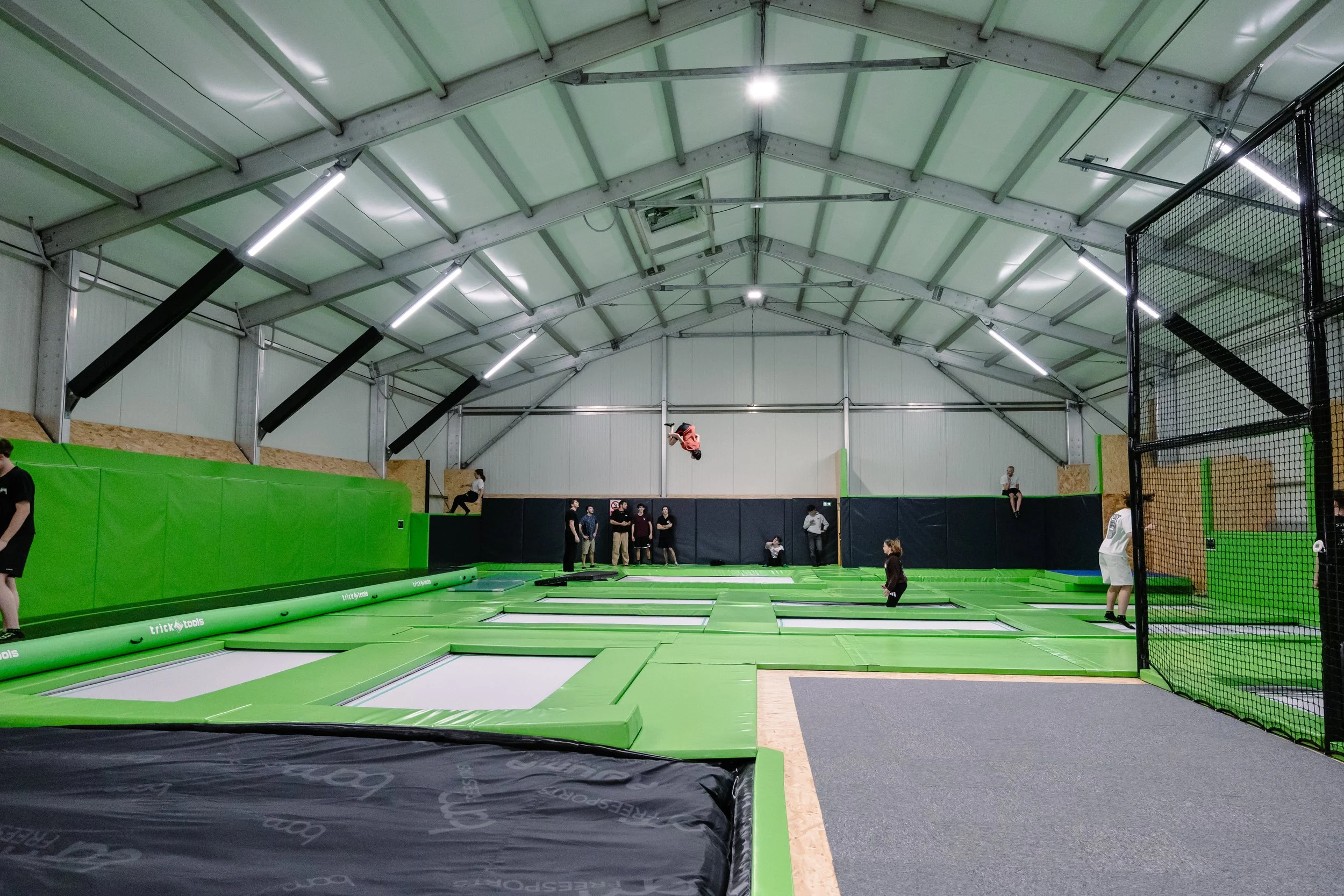 Abonné de la salle de BAM FREESPORTS ANNECY qui fait une figure sur le méga trampoline