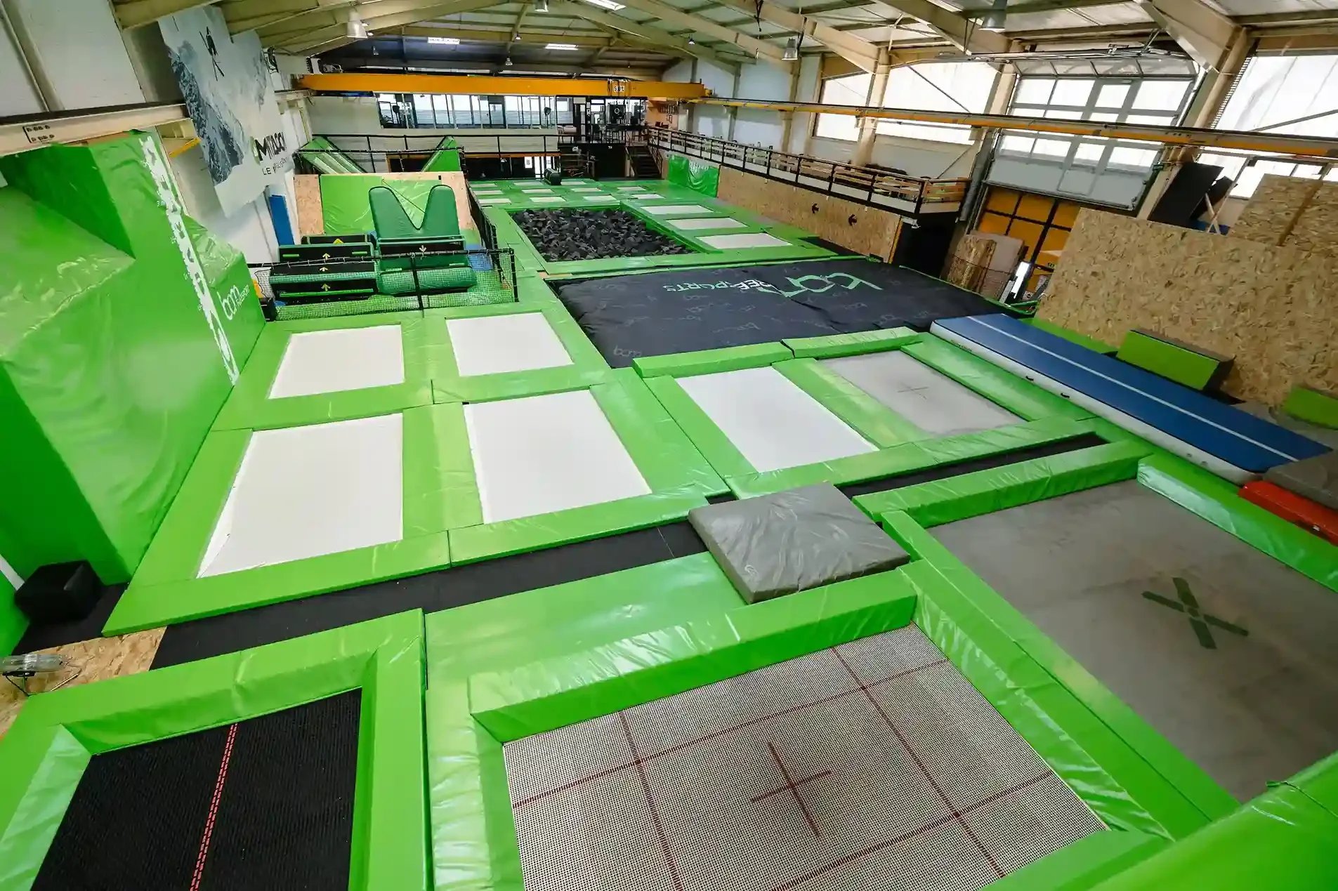 Ancienne salle de trampoline de Grenoble en grand angle vue de haut