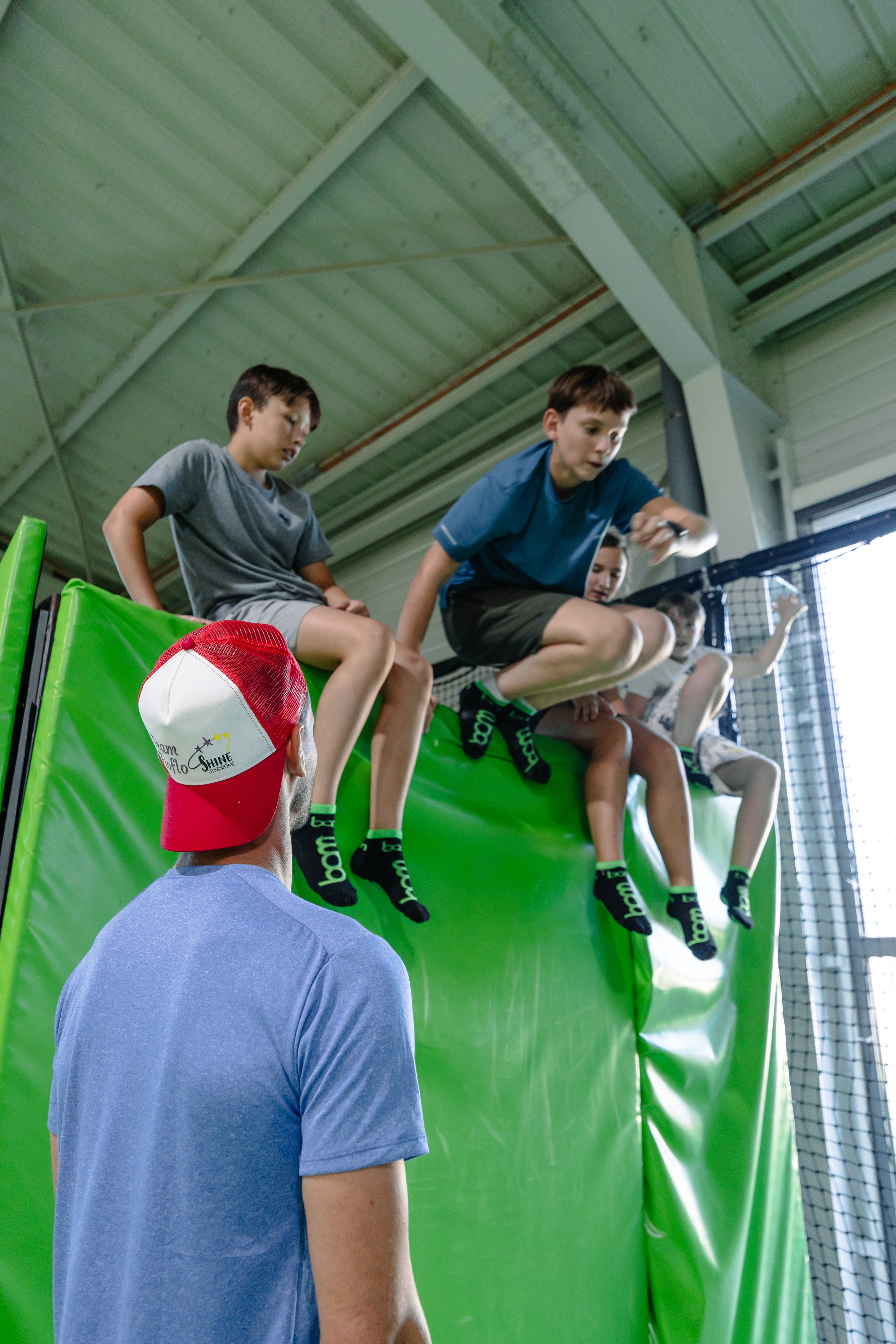 jeunes enfants qui sautent depuis un module à BAM FREESPORTS