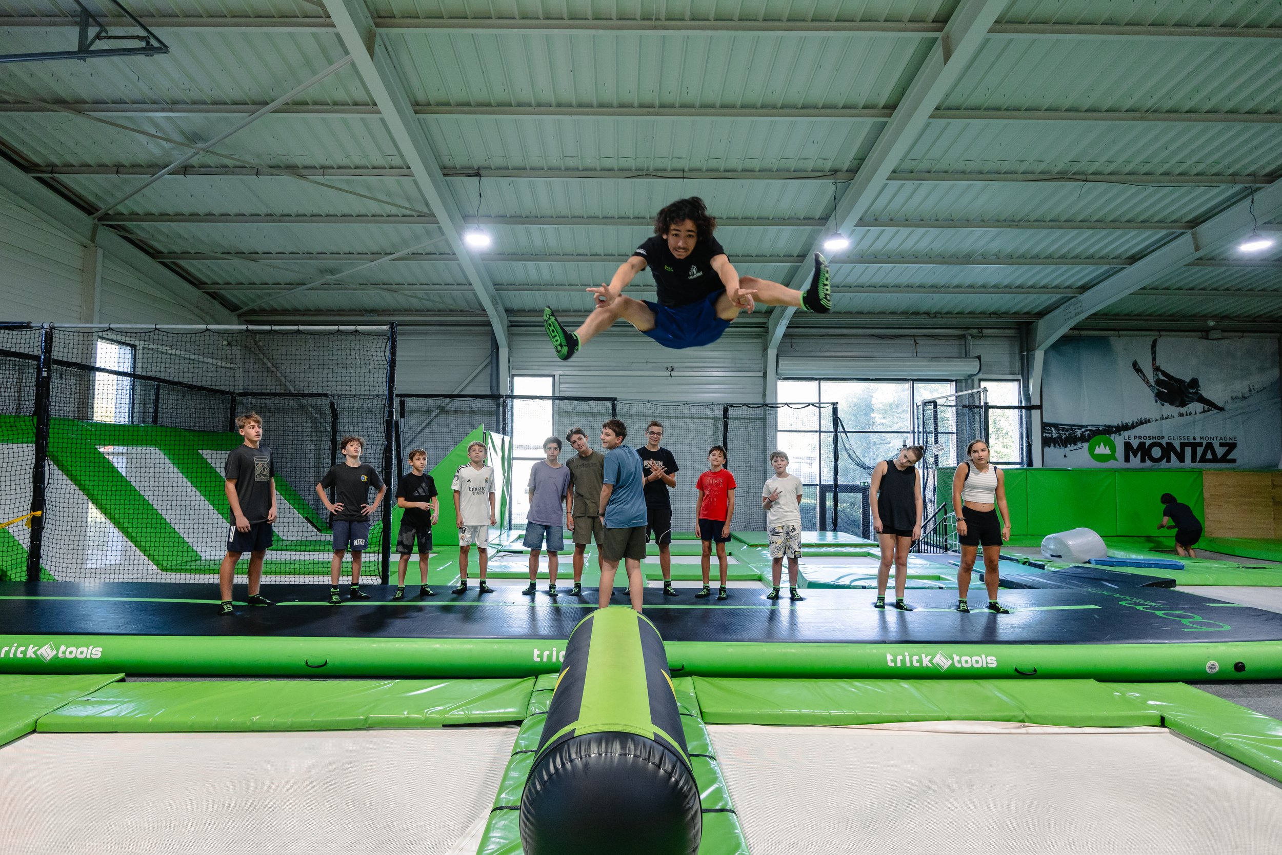Échauffement des cours à BAM Chambéry avec un coach qui fait un trick