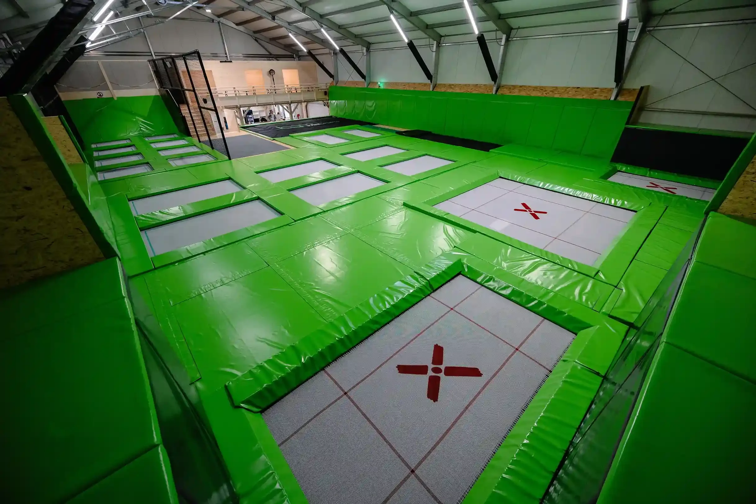 Salle de trampoline verte de BAM FREESPORTS Annecy