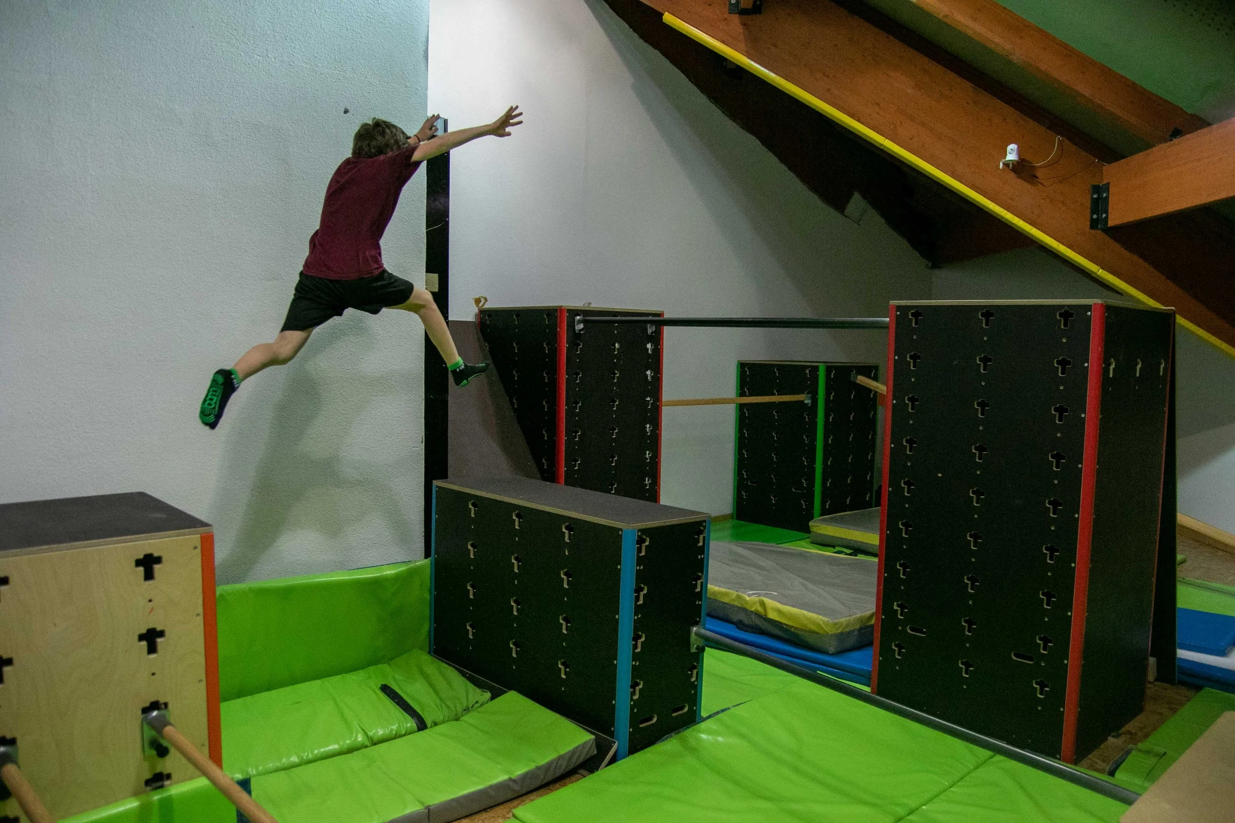 Enfant qui saute entre deux modules de la zone parkour à BAM Villard de Lans