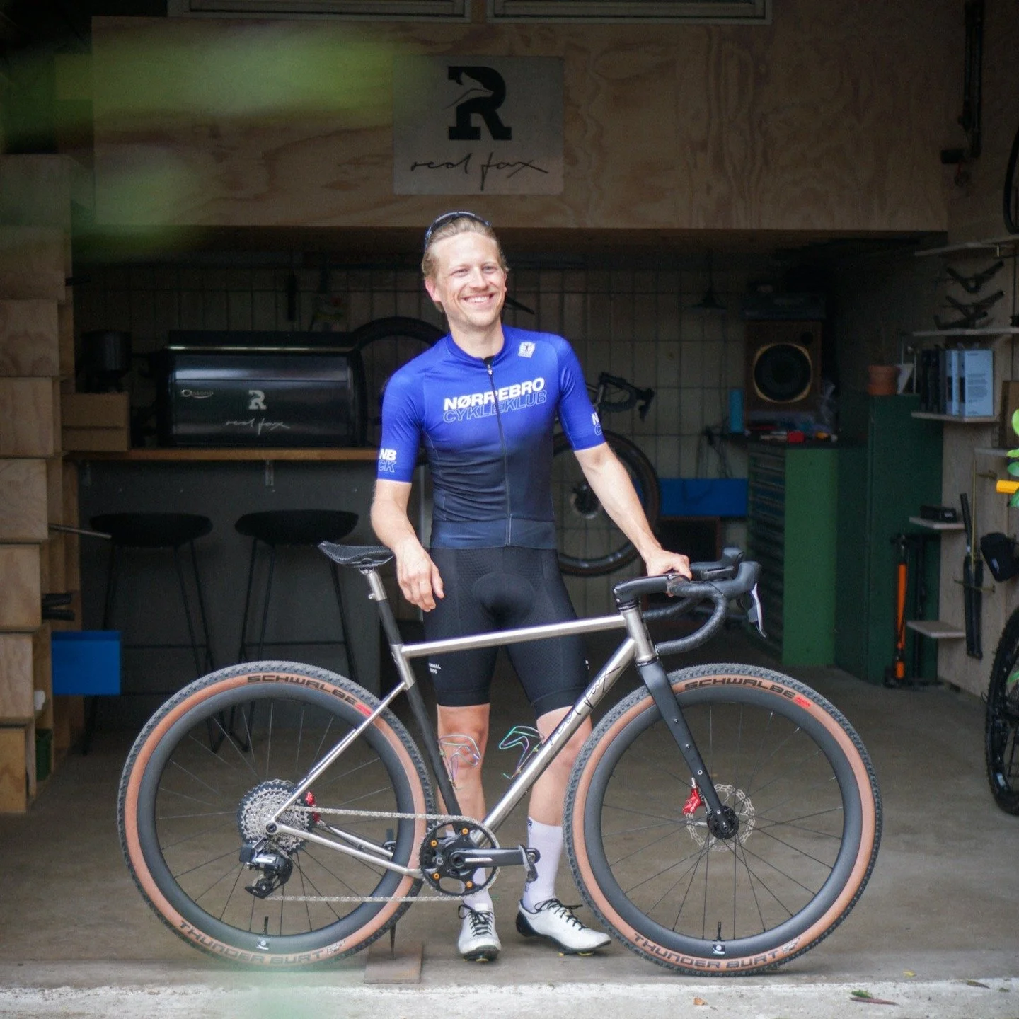 ✨ Nørrebro Cykleklub x Red Fox Cycles ✨
Vi har indgået et nyt samarbejde med @redfoxcycles – håndbyggede cykler, hvor geometri, materialer og detaljen i værkstedet gør hele forskellen.
Vores eget medlem @nisber