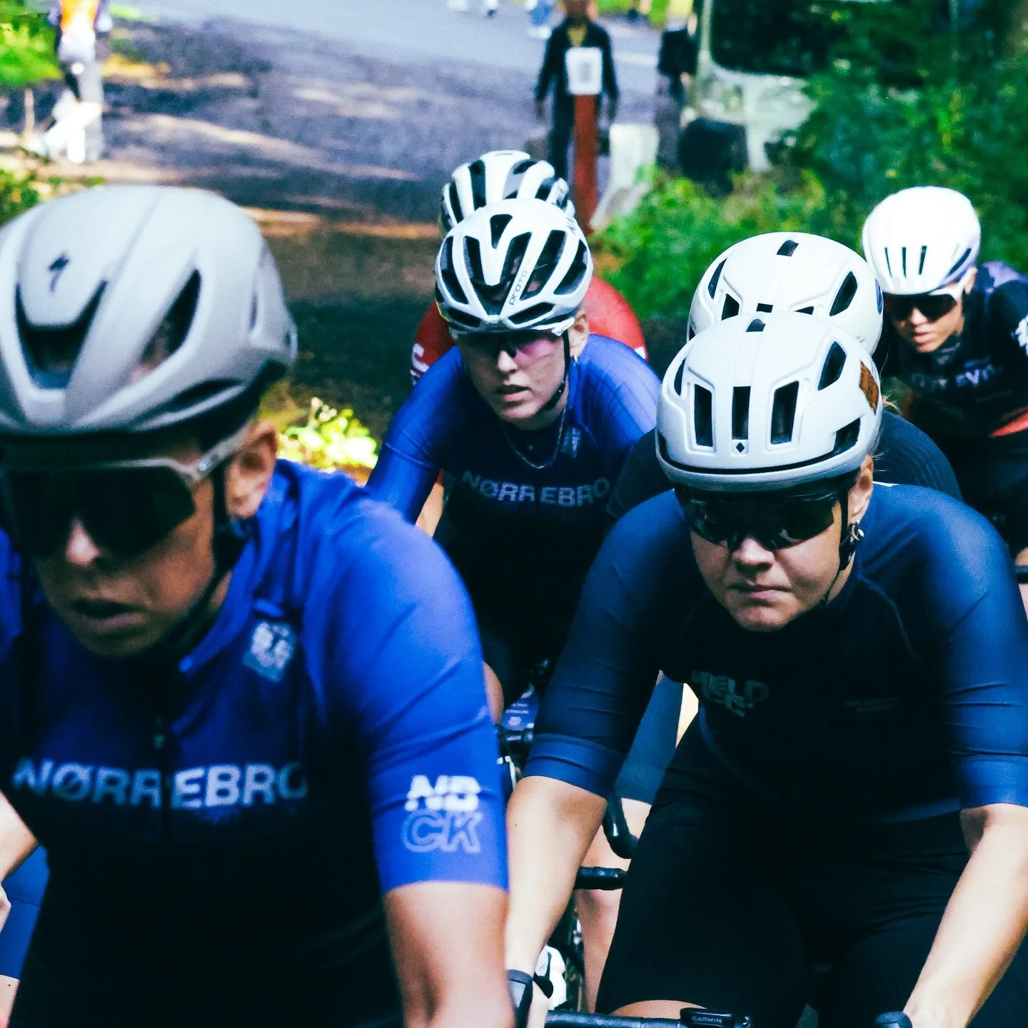 Sikke en dag! Gravel DM 2025 - powered by GripGrab leverede alt, hvad gravel handler om: Storslået natur, tekniske ruter, krævende stigninger, masser af kampgejst, god stemning = The Spirit of Gravel. Vi fik cykling i verdensklasse lige m