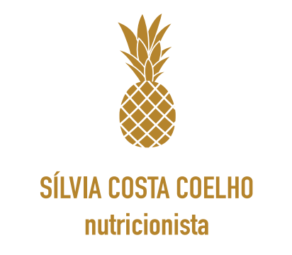 Logotipo com figura de abacaxi dourado e texto: 'Sílvia Costa Coelho, nutricionista'.