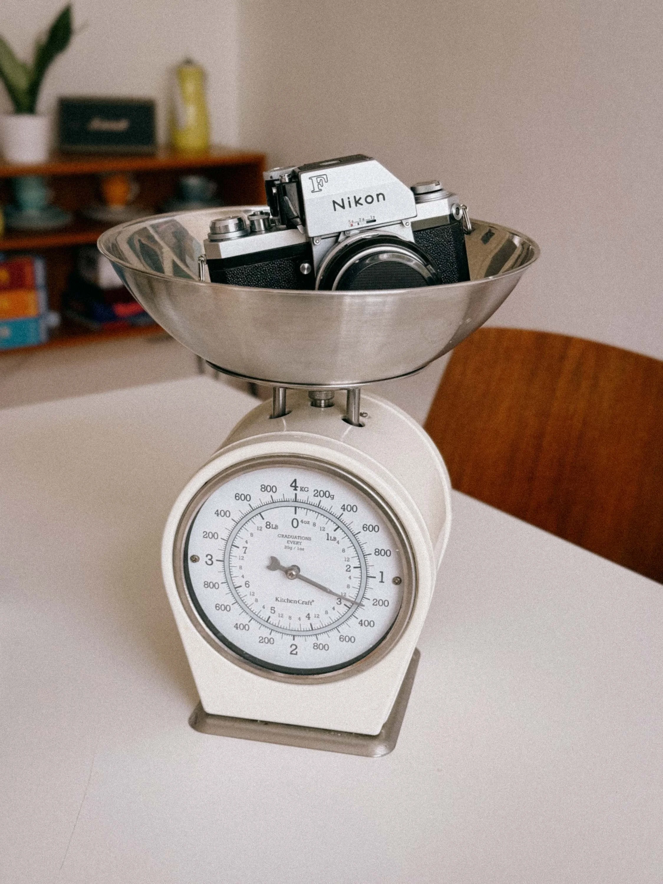 The Nikon F with a Lens weighs over 1 Kilogramm