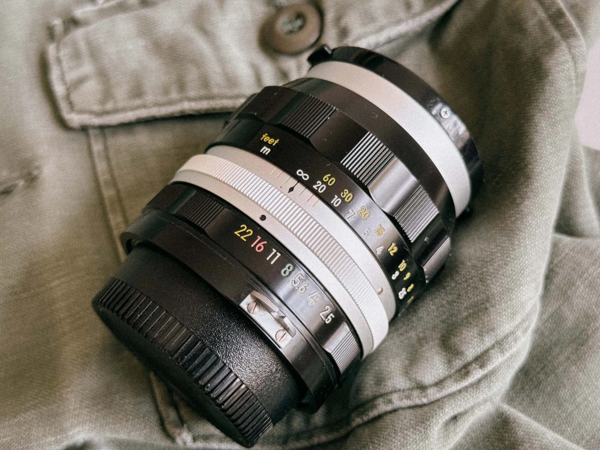 Focusing scale of the Nikkor-P 105mm 2.5