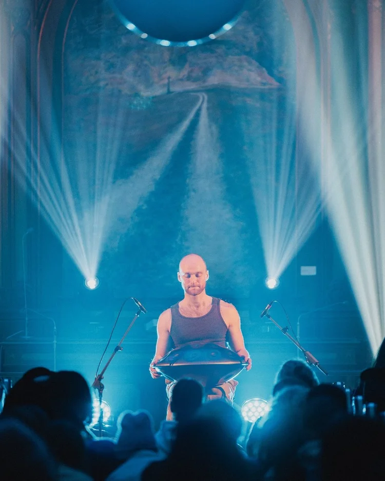 Malte Marten spielt Handpan unter Lichtstrahlen in der Kirche von Modra