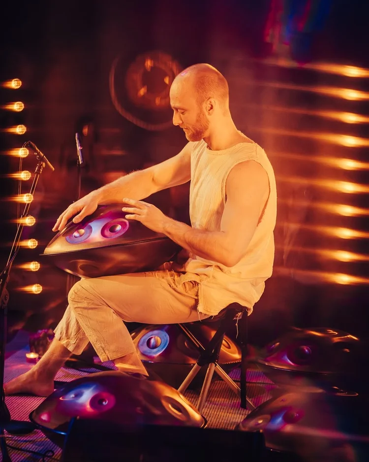 Malte Marten spielt Handpan in Vilnius