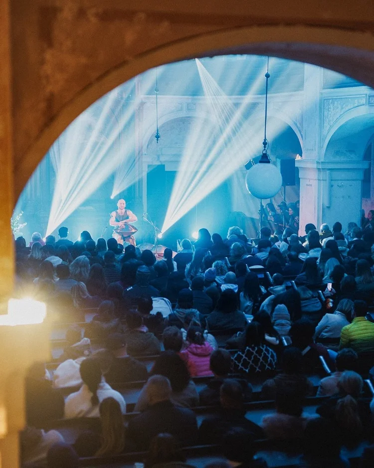 Blick durch einen Bogen auf das Publikum beim Konzert in Modra
