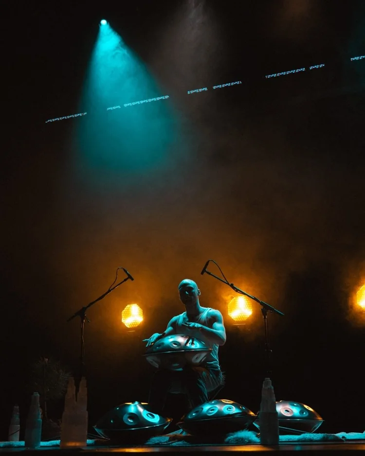 Malte Marten live in Tallinn mit Handpans im warmen Bühnenlicht