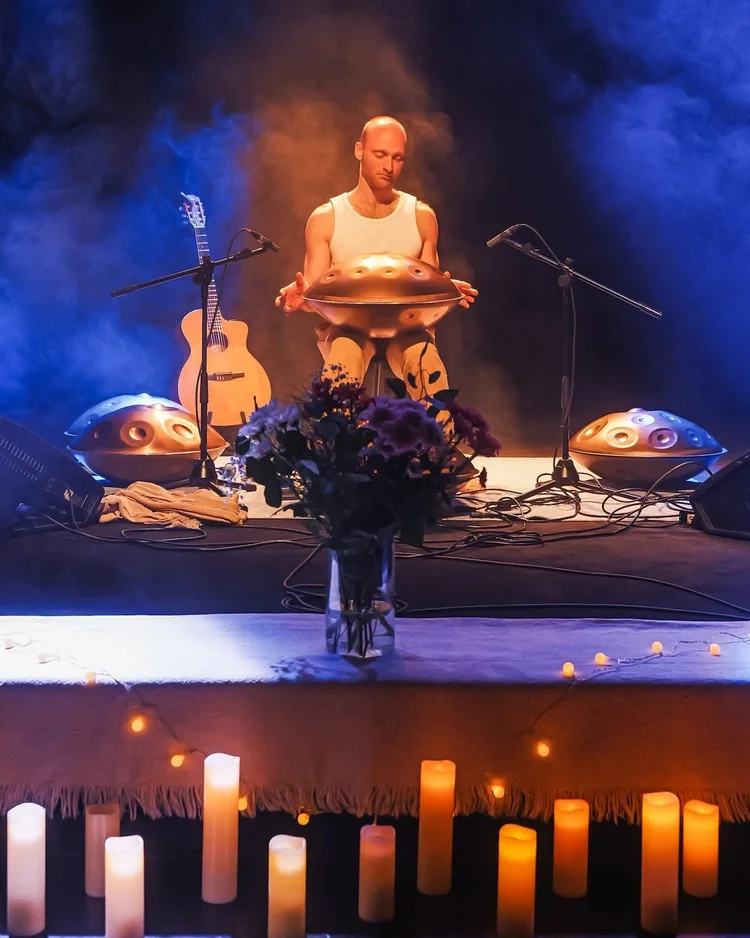 Bühne mit Kerzen und Blumen beim Malte Marten Konzert in Lissabon