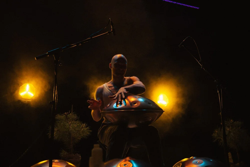 Malte Marten spielt Handpan live im warmen Bühnenlicht in Tallinn