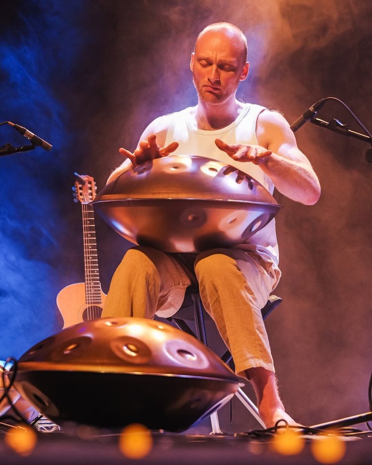 Malte Marten spielt Handpan live auf der Bühne in Lissabon
