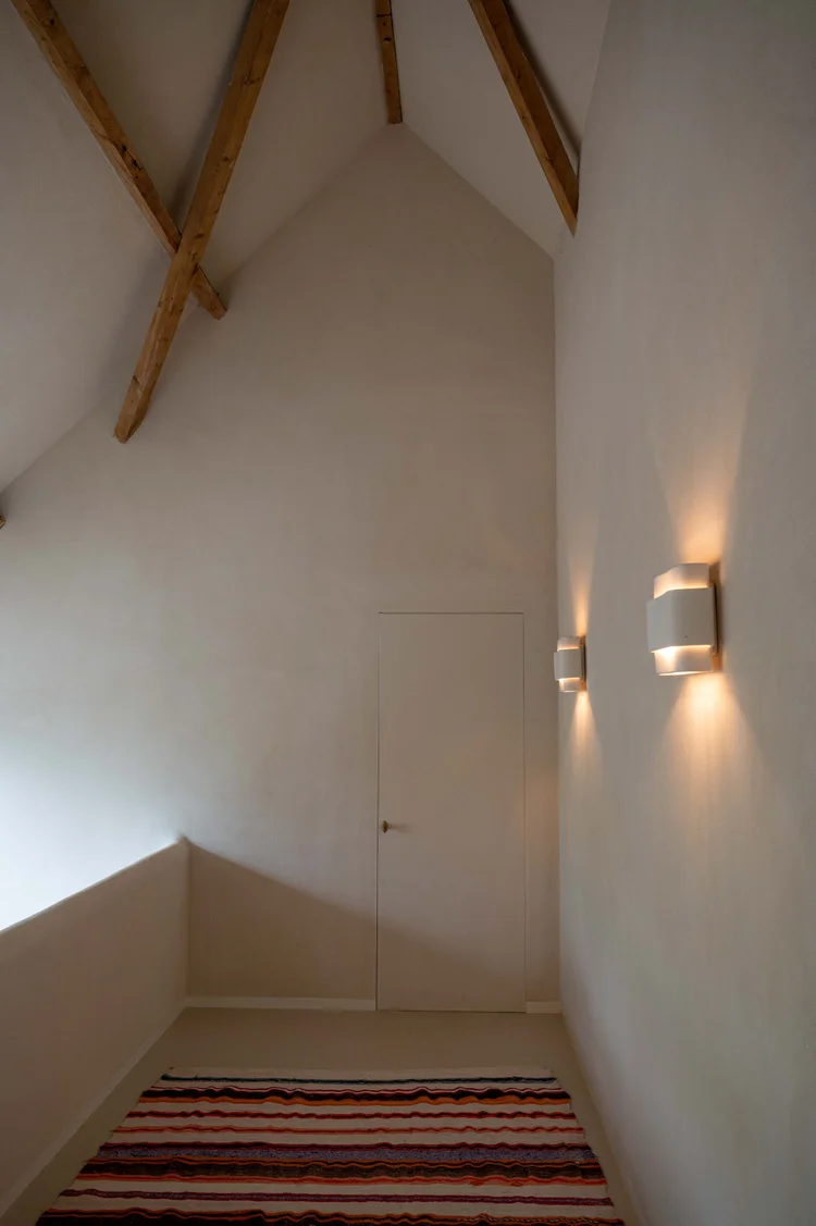 Tierrafino Duro leemstuc wand in rustige hal