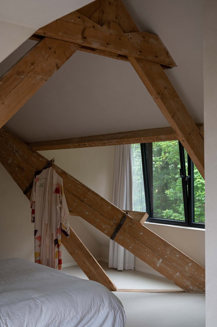 Tierrafino Duro leemstuc slaapkamer met houten balken
