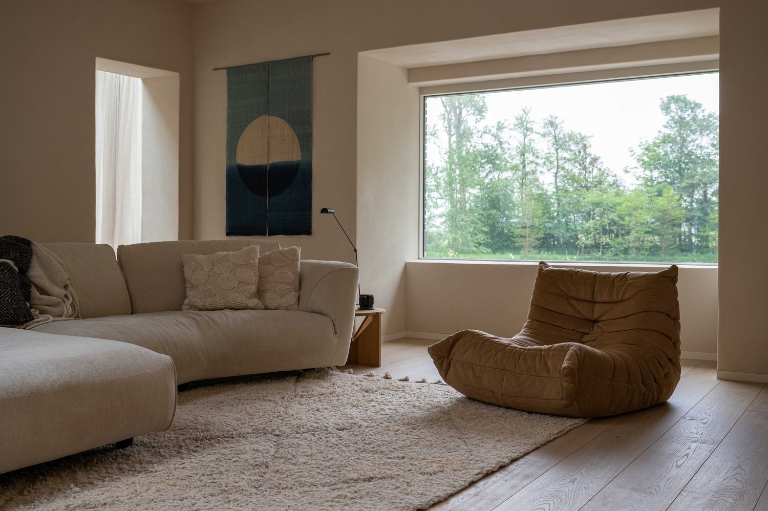 Tierrafino Duro leemstuc woonkamer met natuurlijk interieur