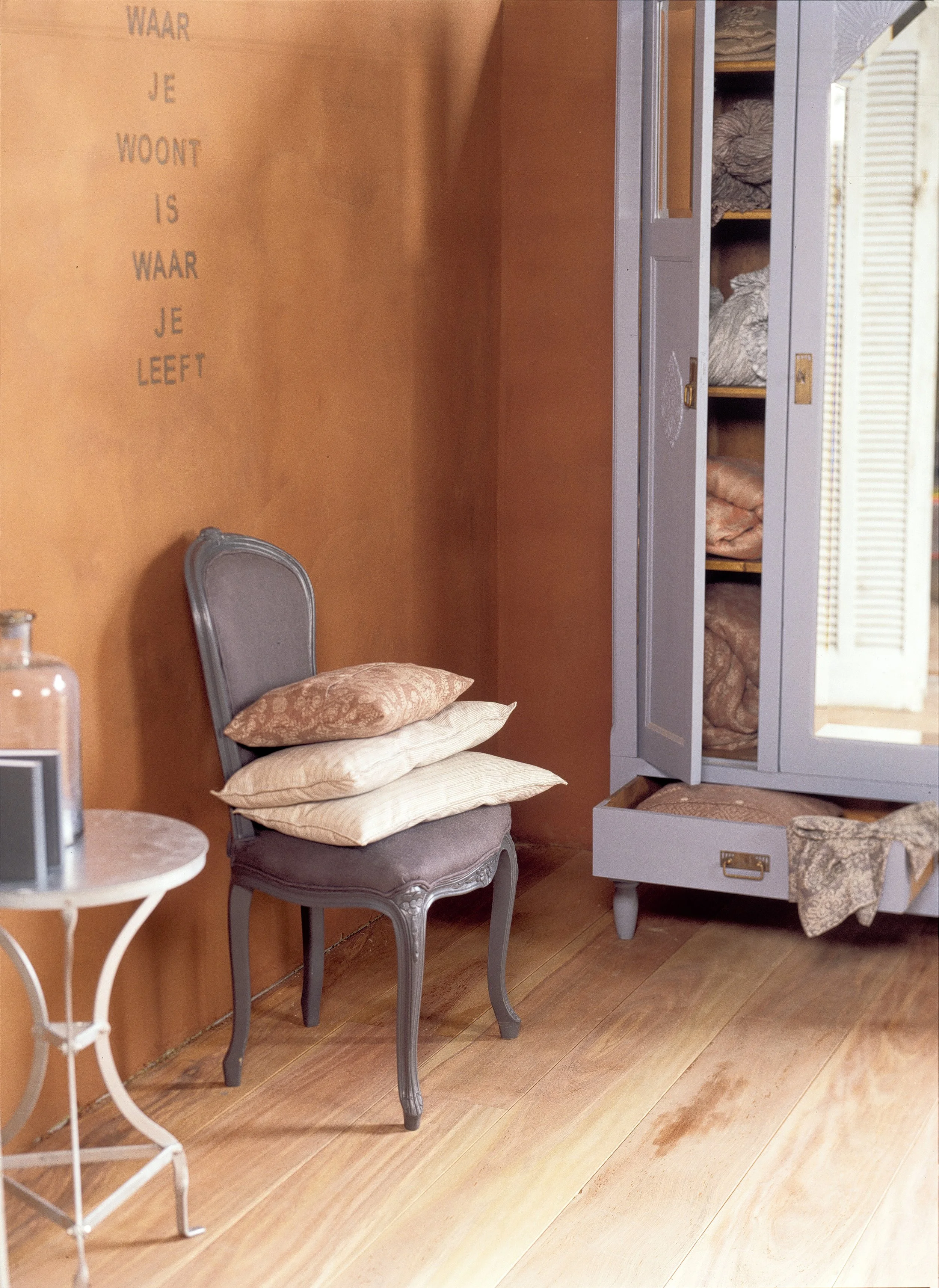 clay plaster finish earth house