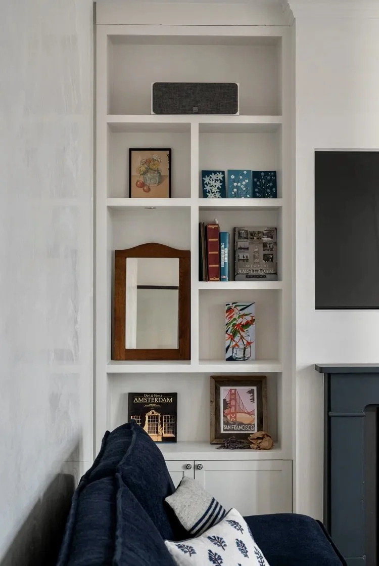 loam plaster paint on the bookshelf
