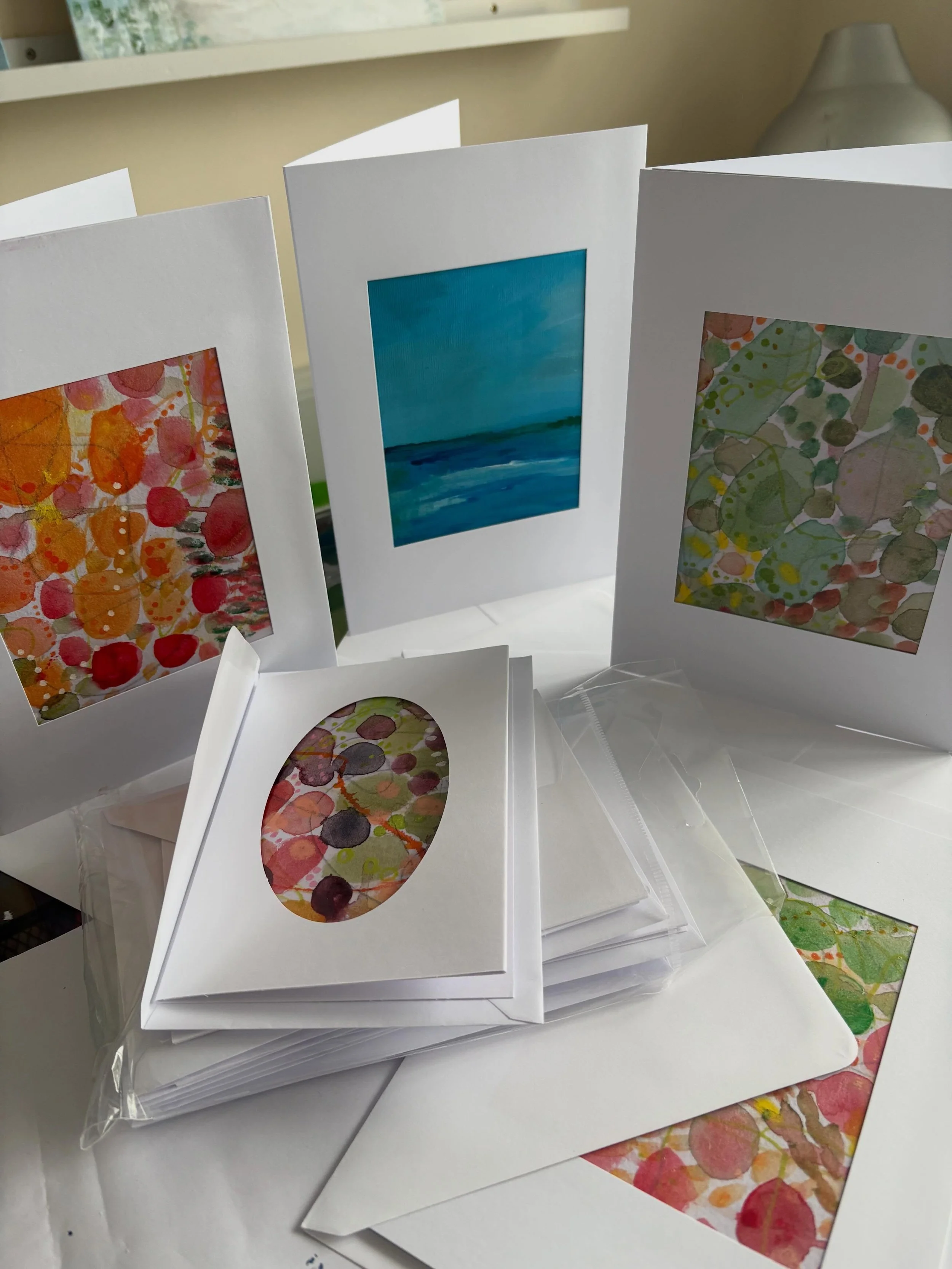 Some more gift cards made with painting samples that I liked too much to throw away - Enquiries welcome link in Bio.
🩷❤️💚💙

#giftcards #originalart #available #acrylicpainting abstractartist