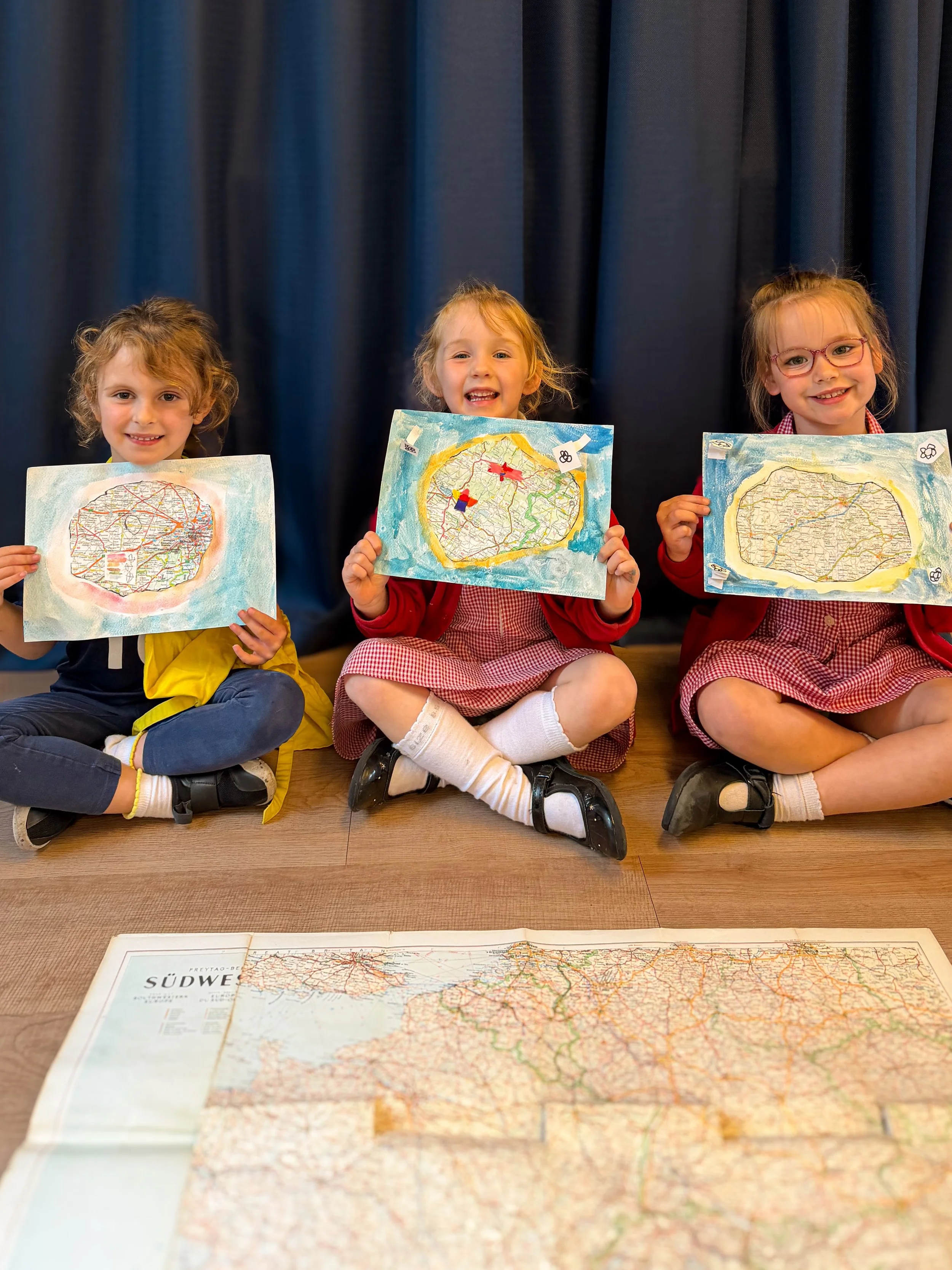 🧑&zwj;🎨 

🗺️ ☁️ FROM ABOVE THE CLOUDS TO UNDER THE WAVES IN A WEEK! 🐠 🌊 

Last week our young artists built entire new worlds using old OS maps, rice and vibrant watercolours - complete with rugged coastlines, golden beaches and gorgeous waterco
